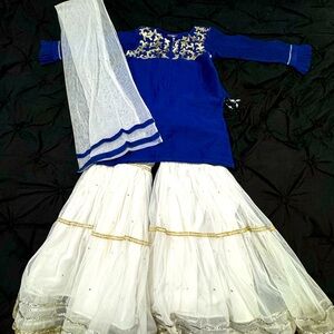 This is a beautiful 3 piece in size 34.